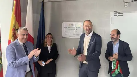 De izquierda a derecha: Roberto Media, Eugenia G&oacute;mez de Diego, Javier L&oacute;pez Estrada y Jos&eacute; Luis Urraca destapan la placa que inaugura el parking de La Carmencita | Foto: Radio Studio