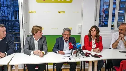 De izquierda a derecha: Guillermo Blanco, Pablo Diestro, Miguel &Aacute;ngel Revilla, Paula Fern&aacute;ndez y Javier L&oacute;pez Estrada, en la ejecutiva del partido | Foto: PRC