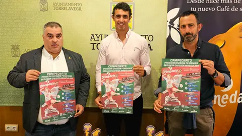 El concejal de Deportes de Torrelavega, Nacho Gonz&aacute;lez, acompa&ntilde;ado por el presidente de la Federaci&oacute;n C&aacute;ntabra de Balonmano, Jos&eacute; Manuel Barqu&iacute;n; y el director de producci&oacute;n de Caf&eacute; Dromedario, Fernando Franco; ha presentado las fases finales del Trofeo Caf&eacute; Dromedario masculino y femenino | Foto: Ayuntamiento