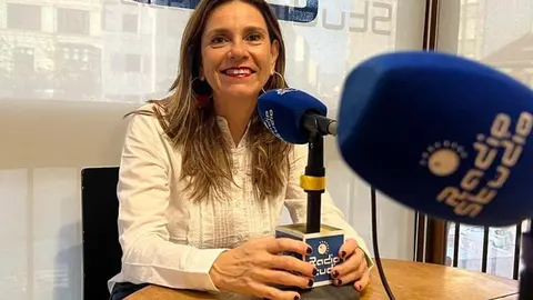 Paula Fern&aacute;ndez Via&ntilde;a en los micr&oacute;fonos de Radio Studio