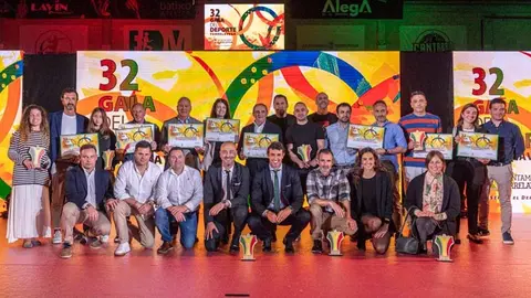 Foto de familia de la Gala del Deporte de Torrelavega de 2025 | Foto: Ayuntamiento
