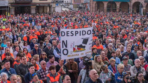 Manifestaci&oacute;n por los derechos de los trabajadores de Bridgestone en la plaza Baldomero Iglesias | Foto: Ayuntamiento de Torrelavega