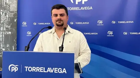 El portavoz del Partido Popular en Torrelavega, Miguel &Aacute;ngel Vargas, en la nueva sede 'popular' | Foto: Radio Studio