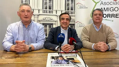 Ildefonso Calder&oacute;n, presidente de Amigos de Torrelavega, acompa&ntilde;ado por Carlos Revuelta y Luis Vellido | Foto: Radio Studio
