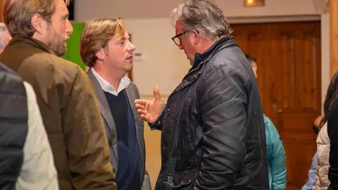 Pablo Diestro conversando con representantes del PRC en Cantabria | Foto: Candidatura Pablo Diestro