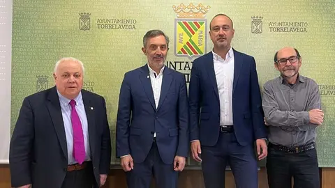 Asier Mois&eacute;s Suaquita, Fabi&aacute;n Andr&eacute; Lazo y Luc&iacute;a Herrera Ingelmo, ganadores del XXVII Concurso de Relato &lsquo;Gabino Teira&rsquo; | Foto: Radio Studio