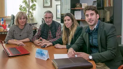 La alcaldesa y el concejal de Hacienda, Avelino Rodr&iacute;guez, revisan el funcionamiento del nuevo sistema junto a personal de la empresa Teodoro Zurita | Foto: Ayuntamiento