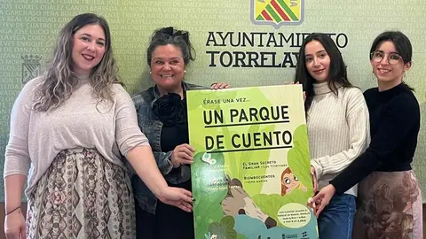La concejal de Cultura, Esther V&eacute;lez, junto con Aroa, de Amalgama Teatral; y Sara y Mar&iacute;a, de Et&eacute;rea Producciones, han presentado 'Un parque de cuento' | Foto: Radio Studio