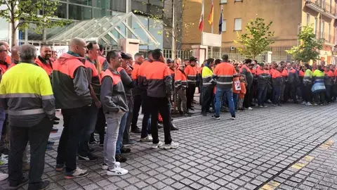 Cientos de trabajadores de Bridgestone se concentran en la sede del Gobierno de Cantabria | Foto: Comité de Empresa