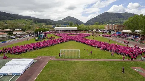 Vista general del gigantesco lazo rosa humano formado en Los Corrales.