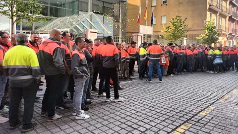 Imagen de la concentraci&oacute;n de los trabajadores de Birdgestone PSM el pasado viernes ante la sede del Gobierno de Cantabria.