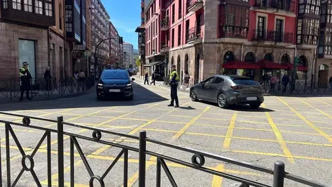 La Polic&iacute;a regula el tr&aacute;fico durante el apag&oacute;n masivo que ha afectado a los sem&aacute;foros | Foto: Radio Studio