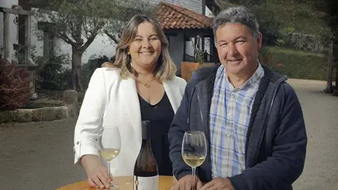 Esther Olaizola junto a su marido, responsables de Bodegas Miradorio, en Ruiloba