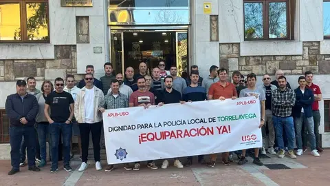 La plantilla de la Polic&iacute;a Local se concentra por segundo pleno consecutivo ante el Ayuntamiento | Foto: Radio Studio