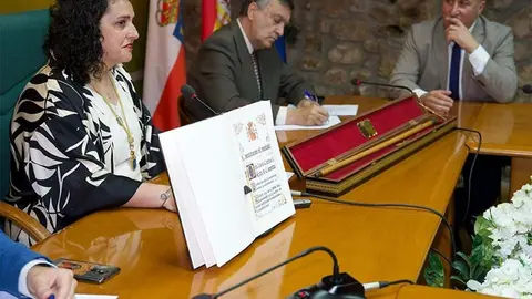 Lorena Cueto recogi&oacute; este domingo el bast&oacute;n de mando de la Alcald&iacute;a de manos de su antecesor y compa&ntilde;ero del PSOE, Agust&iacute;n Molleda.