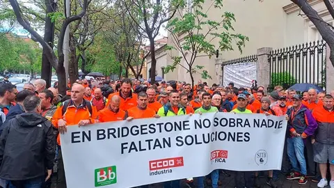 Concentraci&oacute;n de los trabajadores de Bridgestone hoy en Madrid ante la sede de la embajada de Jap&oacute;n.