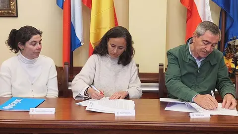 Firma del convenio entre el Ayuntamiento de Suances y UNICEF.