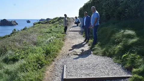 Visita a las obras de  mejora de los accesos en la playa de Somocuevas.
