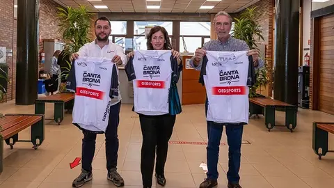 La alcaldesa de Polanco, Rosa D&iacute;az Fern&aacute;ndez; el concejal de Deportes de Polanco, Avelino Rodr&iacute;guez Muriedas; y el portavoz de la organizaci&oacute;n, Pablo Regaliza; con la camiseta oficial de la prueba.