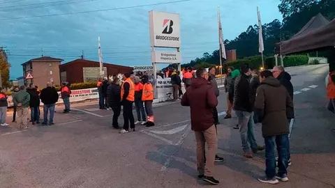 Imagen de la d&eacute;cima jornada de huelga celebrada este jueves en la planta c&aacute;ntabra de Bridgestone, coincidiendo con una nueva reuni&oacute;n de negociaci&oacute;n del ERE.
