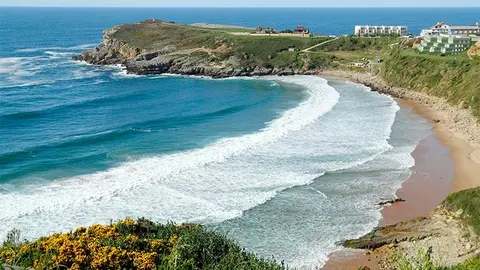 Vista panor&aacute;mica de la playa de Los Locos, en Suances, una de las dos del municipio en las que volver&aacute; a ondear la Bandera Azul este verano.