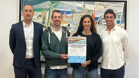 El alcalde, Javier L&oacute;pez Estrada, acompa&ntilde;ado por el concejal de Deportes, Nacho Gonz&aacute;lez; la presidenta del Club Nataci&oacute;n Torrelavega, Alba D&iacute;az; y Daniel Grijalba, trabajador social de la AECC | Foto: Radio Studio