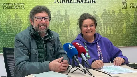 La concejala de Cultura de Torrelavega, Esther V&eacute;lez, junto a Carlos Alcorta | Foto: Radio Studio