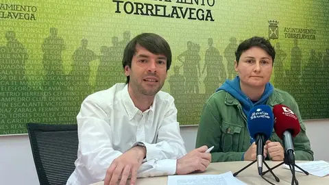 El concejal de Bienestar Animal de Torrelavega, Borja Sainz, junto a Gema Guti&eacute;rrez, de Gatucos Torrelavega | Foto: Radio Studio