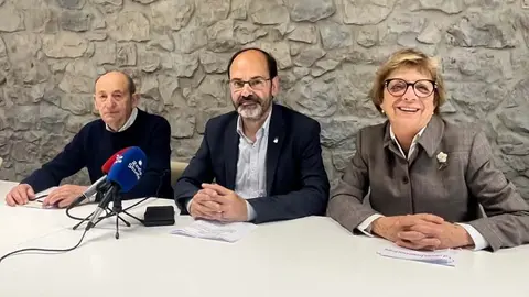 El concejal de Sanidad, Jos&eacute; Luis Urraca, con los representantes de la Asociaci&oacute;n Derecho a Morir Dignamente: Concha Calzada y Juan Jim&eacute;nez | Foto: Radio Studio