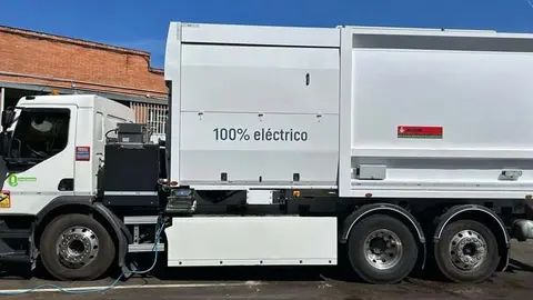 Torrelavega va a adquirir un cami&oacute;n 100% el&eacute;ctrico para la recogida de bioresiduos | Foto: Ayuntamiento
