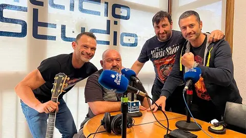Mario, Miki, Nancy y Javi, cuatro de los cinco integrantes de Reyes de Copas, visitaron Radio Studio.