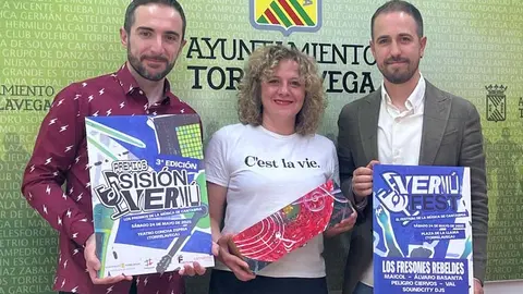 La concejala de Festejos, Patricia Portilla, acompa&ntilde;ada por los organizadores&nbsp;Agus San Martin y por Luis del Pi&ntilde;al, ha presentado la III edici&oacute;n de la Gala de los Premios &lsquo;Sisi&oacute;n Verm&uacute;&rsquo; y del &lsquo;Verm&uacute; Fest&rsquo; | Foto: Radio Studio