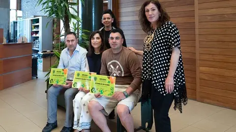 La alcaldesa, Rosa D&iacute;az, y la concejal de Medio Ambiente, Isabel Herrera, con los representantes de los tres comercios m&aacute;s recicladores de Polanco | Foto: Ayuntamiento