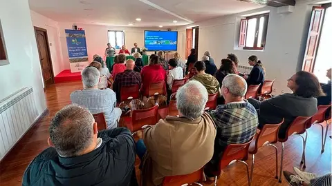 Numerosos vecinos acudieron a la presentaci&oacute;n del I Plan de Turismo de Miengo, acto celebrado en el Aula Costa Quebrada.