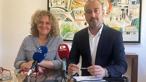 El alcalde, Javier L&oacute;pez Estrada, y la concejala de Igualdad, Patricia Portilla, han presentado una nueva edici&oacute;n del programa municipal de conciliaci&oacute;n familiar y laboral &lsquo;Abierto en Vacaciones para Tod@s: Verano 2025&rsquo; | Foto: Radio Studio
