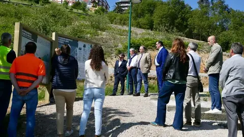 El consejero de Fomento, Roberto Media, ha visitado la ladera de Suances cuyas obras ya han finalizado | Foto: Gobierno