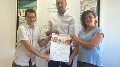 El alcalde de Torrelavega, Javier L&oacute;pez Estrada, junto con Elena Umlauff y Javier Amigo, de Malabaracirco | Foto: Radio Studio