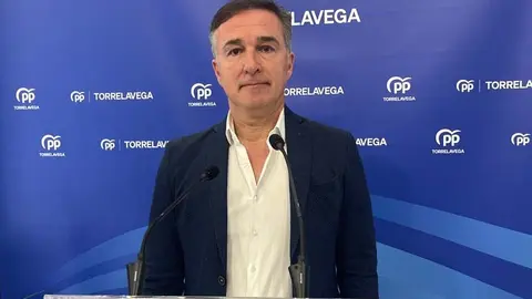 El concejal 'popular' Enrique G&oacute;mez en la sede del partido en Torrelavega | Foto: Radio Studio