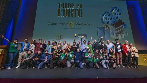 Foto de familia de ganadores, organizaci&oacute;n y jurado del Festival.