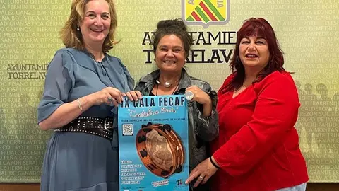 La concejala de Cultura, Esther V&eacute;lez, acompa&ntilde;ada por Carmen Olarreaga y Mari Velarde, de la Federaci&oacute;n C&aacute;ntabra de Agrupaciones de Folclore, ha presentado la IX Gala FECAC &lsquo;Cantabria Baila&rsquo; | Foto: Radio Studio