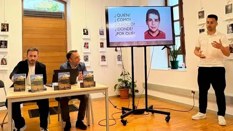 El futbolista de Renedo, &Oacute;scar Fern&aacute;ndez, presenta su segundo libro: &lsquo;Detr&aacute;s del miedo, justo ah&iacute;, est&aacute; la felicidad&rsquo; | Foto: Ayuntamiento de Pi&eacute;lagos