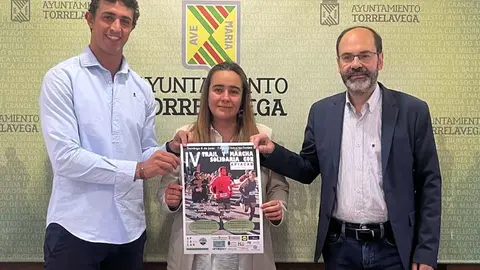 Los concejales de Sanidad y Deportes, Jos&eacute; Luis Urraca y Nacho Gonz&aacute;lez, acompa&ntilde;ados por Elena Canales, de APTACAN Autismo Cantabria, han presentado este evento | Foto: Radio Studio