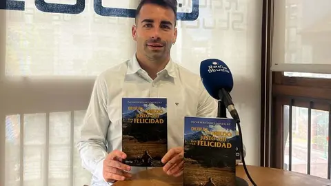 El futbolista &Oacute;scar Fern&aacute;ndez presenta su segundo libro en Radio Studio