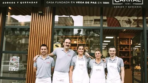 Equipo de Casa Carral frente al escaparate del Obrador, en la Avenida de Espa&ntilde;a, 13, de Torrelavega