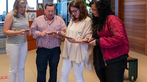 La alcaldesa muestra a varios concejales el funcionamiento de la nueva aplicaci&oacute;n eAgora | Foto: Ayuntamiento