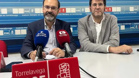 El portavoz, Jos&eacute; Luis Urraca, y responsable de Vivienda, Alberto Rubio, del PSOE en Torrelavega | Foto: Radio Studio