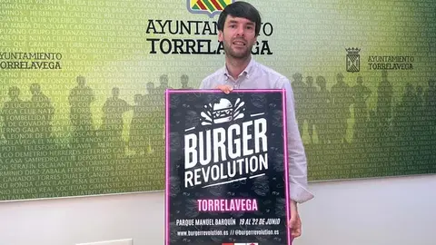 Borja Sainz sostiene el cartel de 'Burger Revolution' | Foto: Radio Studio