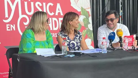 El gerente de Mouro Producciones, Guillermo Vega; la concejal de Turismo de Torrelavega, Cristina Garc&iacute;a Vi&ntilde;as; e In&eacute;s Mier, directora general de CANTUR, han presentado M&uacute;sica en Grande 2025 | Foto: Radio Studio