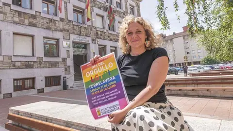 La concejala de Festejos, Patricia Portilla, posa con el cartel del Orgullo 2025 | Foto: Ayuntamiento