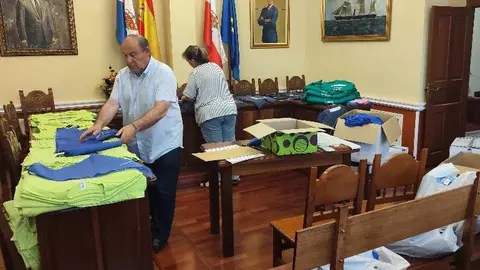 Todo preparado para la entrega de las camisetas de la II Liga de Pe&ntilde;as | Foto: Ayuntamiento de Suances